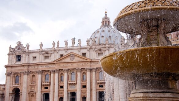 Basílica de São Pedro no Vaticano com cúpula de Michelangelo e fonte jorrando água na Praça de São Pedro, Roma