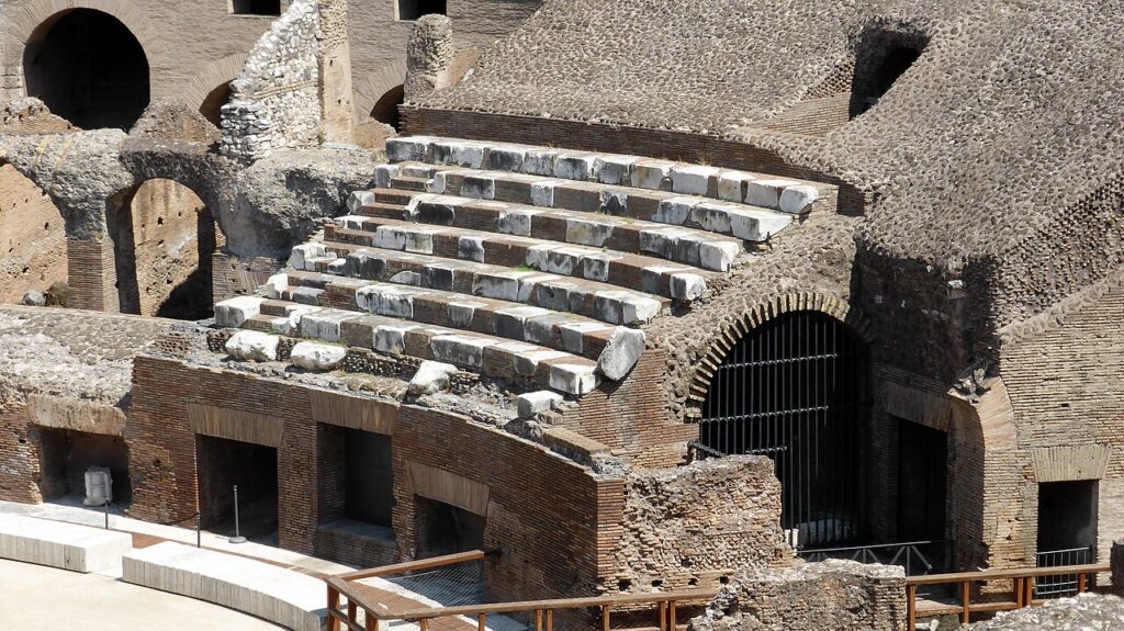 Assentos de pedra antigos e estrutura subterrânea do Coliseu de Roma mostrando arquibancadas originais e hipogeus romanos