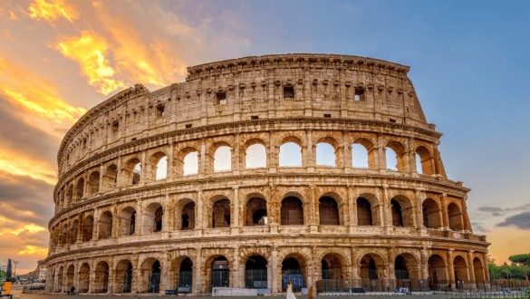 Coliseu de Roma ao pôr do sol com céu dourado e nuvens dramáticas, anfiteatro romano antigo, Roma, Itália