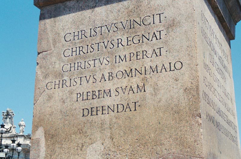 Detalhe da inscrição latina na base do Obelisco do Vaticano com os dizeres "Christus Vincit, Christus Regnat, Christus Imperat".