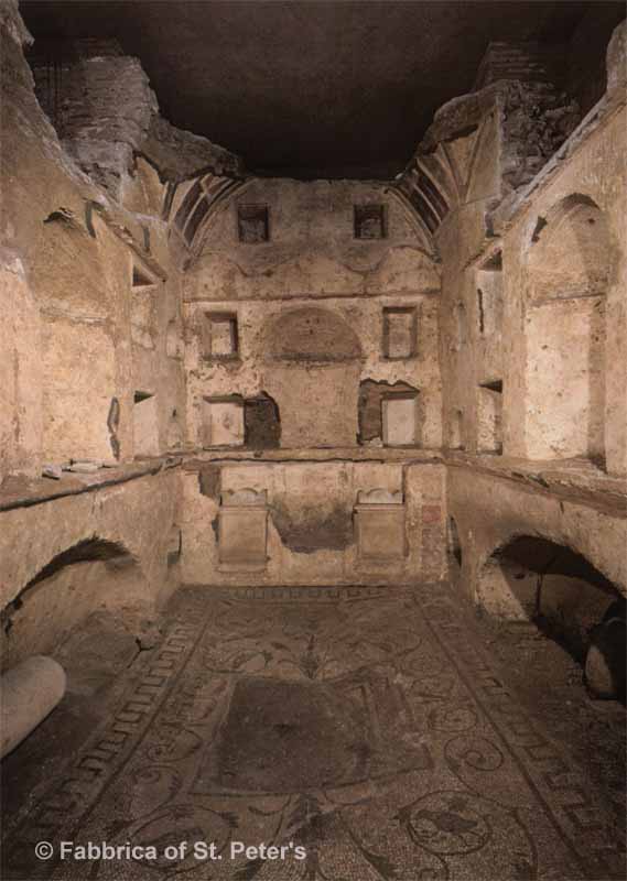 Câmara funerária romana antiga na Necrópole Vaticana sob a Basílica de São Pedro, mostrando paredes de pedra, nichos e mosaico no piso