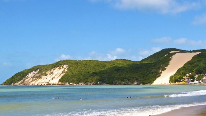Praia de Ponta Negra em Natal RN com dunas de areia, Morro do Careca ao fundo e mar azul turquesa