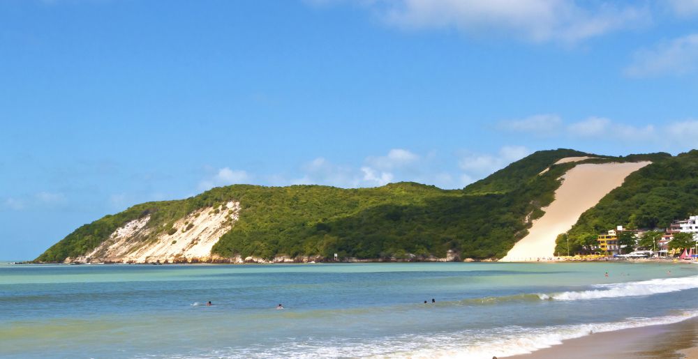Praia de Ponta Negra em Natal RN com dunas de areia, Morro do Careca ao fundo e mar azul turquesa