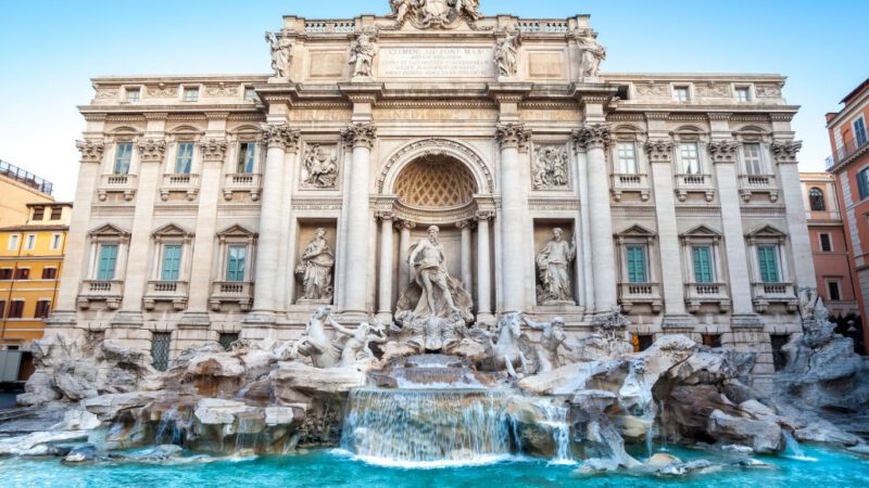 Fontana di Trevi em Roma Itália, famosa fonte barroca com estátuas mitológicas, águas turquesa e arquitetura ornamental sob céu azul