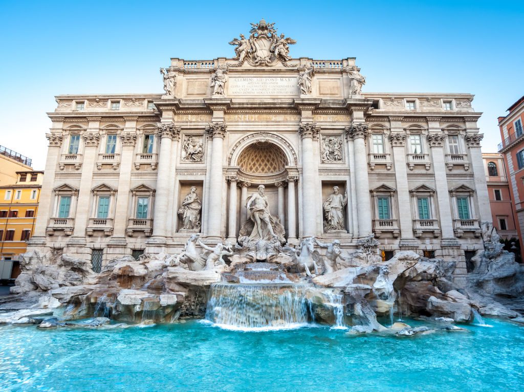 Fontana di Trevi em Roma Itália, famosa fonte barroca com estátuas mitológicas, águas turquesa e arquitetura ornamental sob céu azul