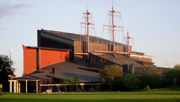 Museu dos Navios Vikings em Oslo Noruega com arquitetura moderna e mastros de navio viking emergindo do telhado