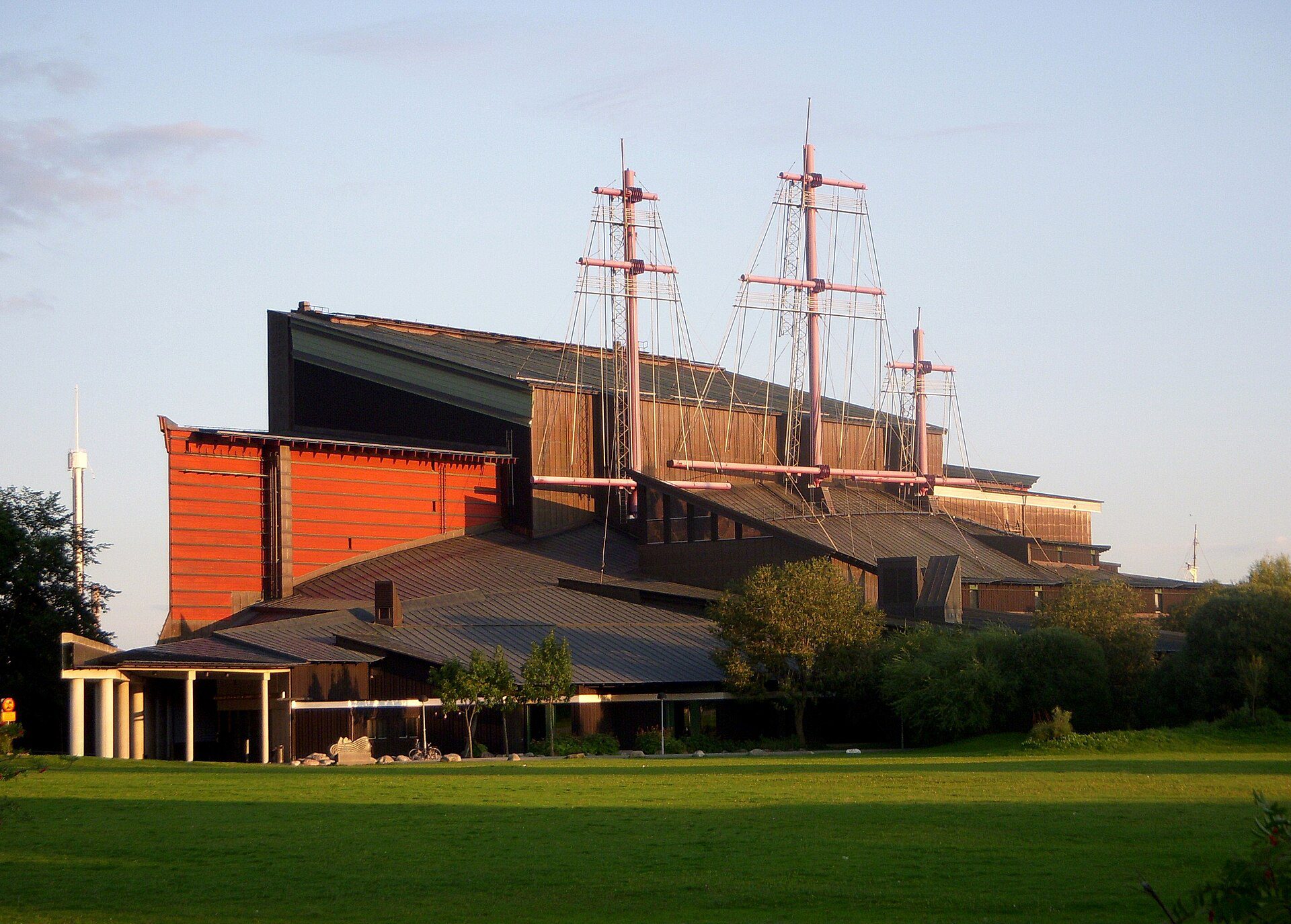 Museu dos Navios Vikings em Oslo Noruega com arquitetura moderna e mastros de navio viking emergindo do telhado