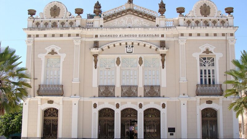 Fachada do Theatro Alberto Maranhão em Natal RN, arquitetura eclética Belle Époque com elementos neoclássicos, ornamentações decorativas e palmeiras