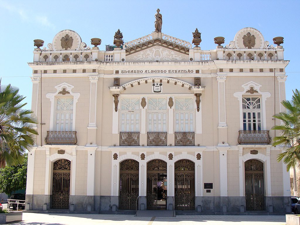 Fachada do Theatro Alberto Maranhão em Natal RN, arquitetura eclética Belle Époque com elementos neoclássicos, ornamentações decorativas e palmeiras