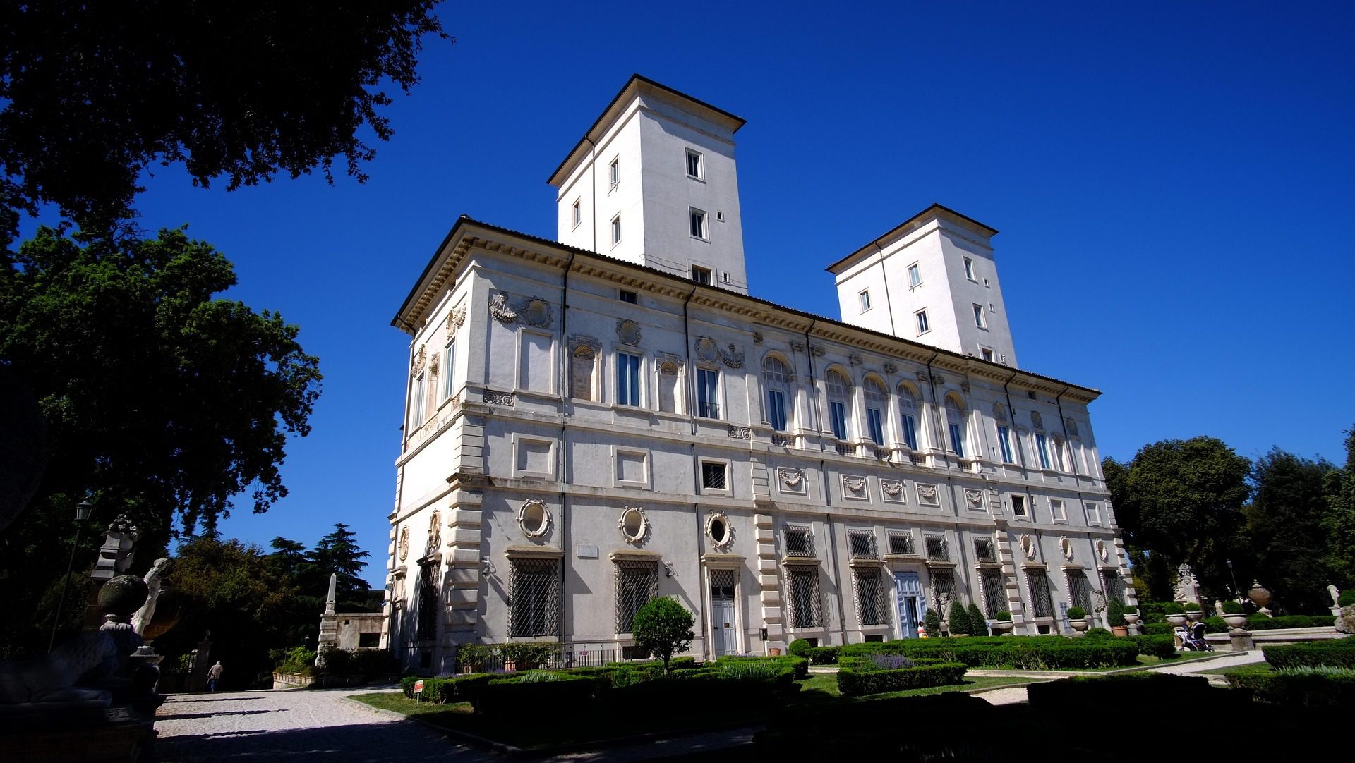 Villa Borghese em Roma Itália com suas duas torres características, fachada clássica renascentista e jardins formais sob céu azul