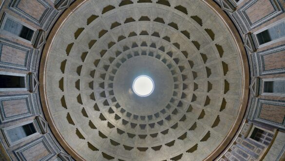 Cúpula do Panteão de Roma vista de baixo mostrando óculo central circular com luz natural, caixotões concêntricos em concreto, mármores coloridos nas paredes e janelas laterais