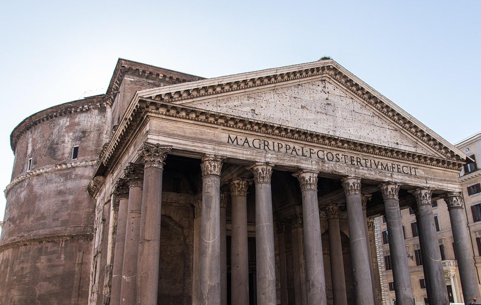 Panteão de Roma mostrando fachada com pórtico de colunas coríntias de granito, frontão triangular, inscrição latina M AGRIPPA L F COS TERTIVM FECIT e cúpula rotunda visível ao fundo