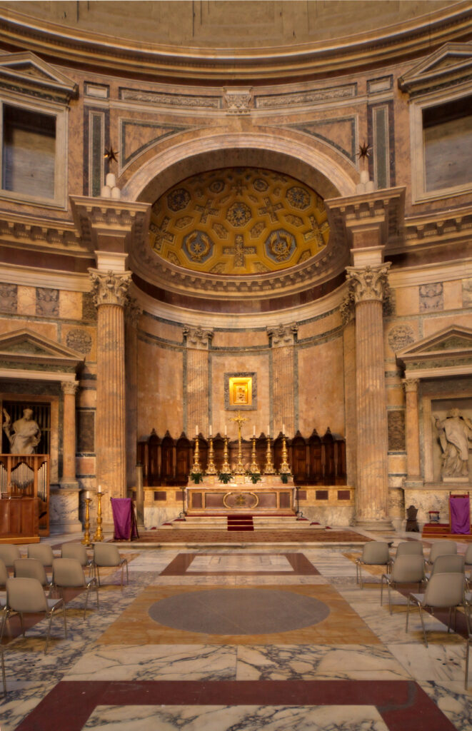 Altar principal do Panteão de Roma mostrando abside com mosaico dourado, altar de mármore com crucifixo e castiçais dourados, colunas coríntias, estátuas em nichos laterais, piso de mármore geométrico e cadeiras para missa