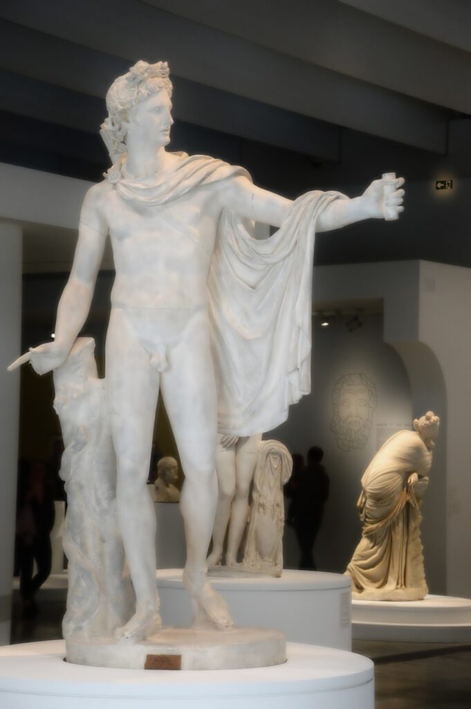 Estátua Apolo Belvedere, famosa escultura clássica de mármore exposta no Museu Pio-Clementino dos Museus do Vaticano