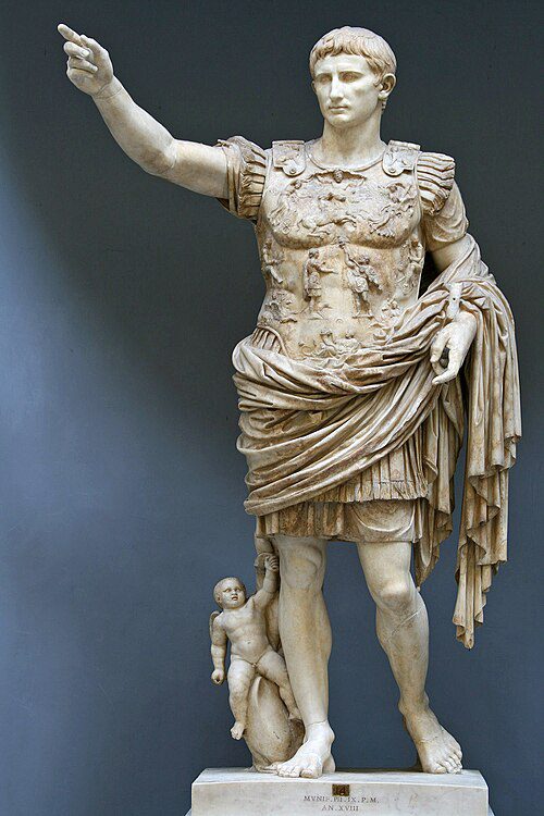 Estátua de Augusto de Prima Porta, famosa escultura do primeiro imperador romano exposta nos Museus do Vaticano