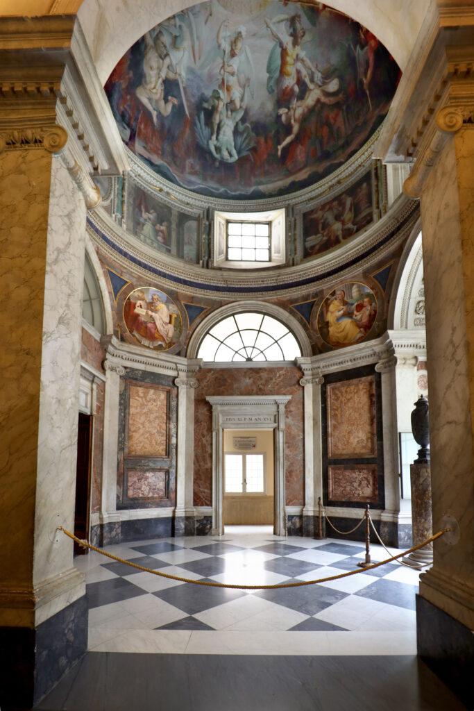 Capela do Apartamento de Pio V nos Museus do Vaticano, com cúpula decorada com afrescos e piso em xadrez de mármore