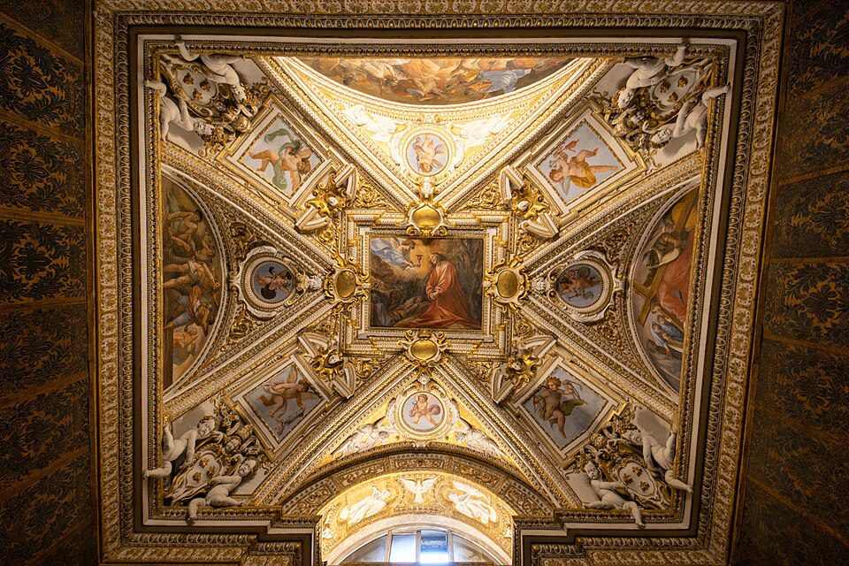 Teto decorado da Capela de Urbano VIII nos Museus do Vaticano, com afrescos barrocos, ornamentos dourados e querubins
