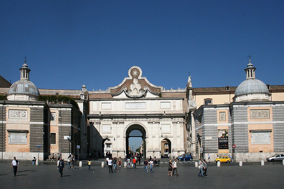 Porta del Popolo ou entrada monumental da Piazza del Popolo com arco central e edifícios simétricos com cúpulas, Roma, Itália