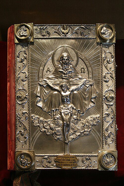 Capa de evangeliário em metal precioso com relevo da Santíssima Trindade e Cristo crucificado, acervo dos Museus do Vaticano