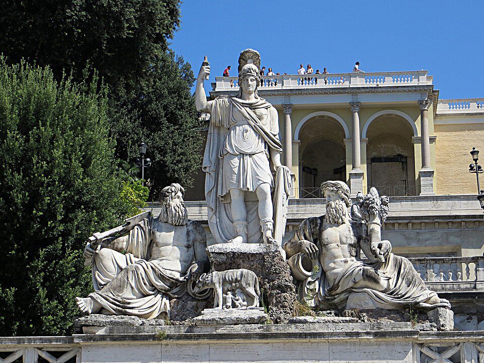 Fontana della Dea Roma na Piazza del Popolo com estátua da deusa e Loba Capitolina amamentando Rômulo e Remo, Roma, Itália