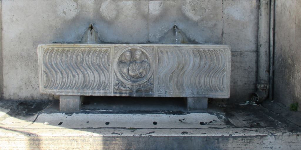 Fonte histórica com sarcófago romano decorado com relevo de figuras e ondas, bicas de água, Roma, Itália