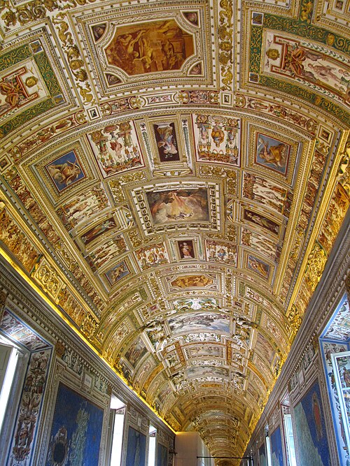 Galleria delle Carte Geografiche nos Museus do Vaticano, corredor com teto decorado com afrescos renascentistas e dourados