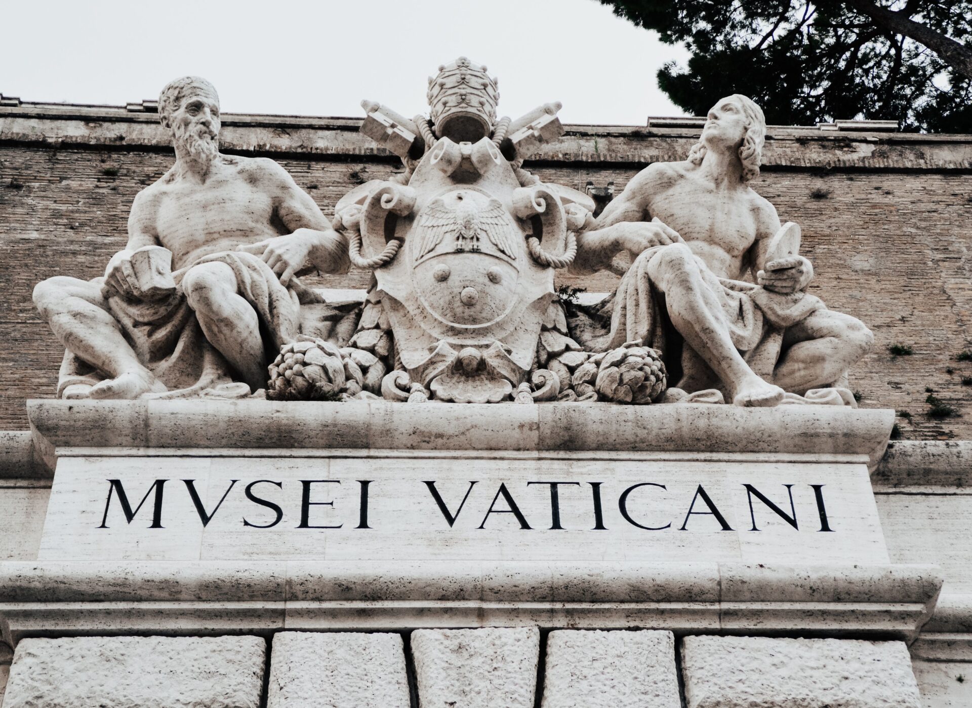 Entrada dos Museus Vaticanos em Roma - ponto de partida para visitar a Capela Sistina e o acervo de arte