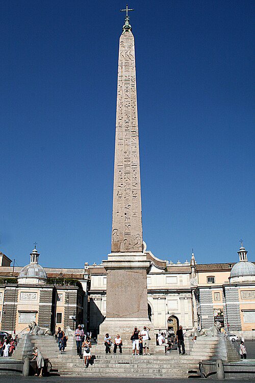 Obelisco Flaminio na Piazza del Popolo com hieróglifos egípcios antigos e cruz cristã no topo, Roma, Itália