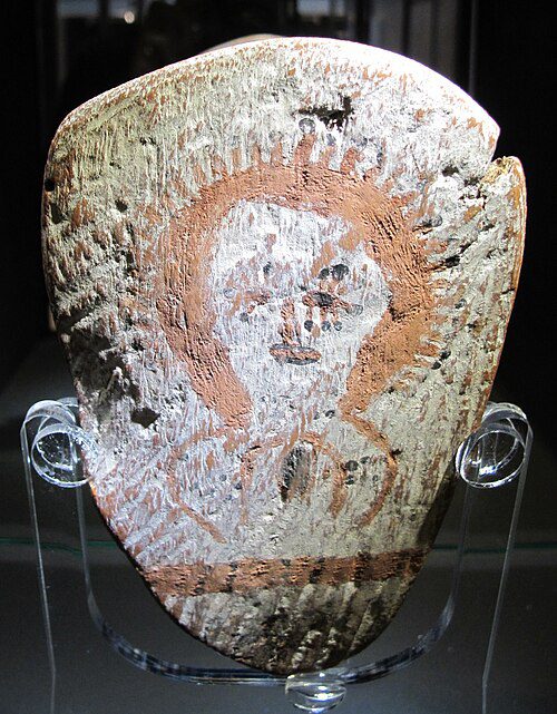 Fragmento de cerâmica antiga (ostraco) com retrato pintado, peça arqueológica do acervo dos Museus do Vaticano.