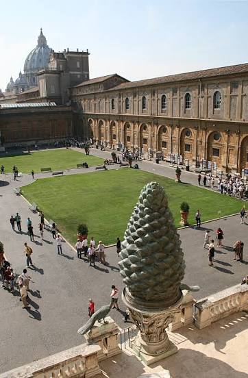 Pátio da Pinha (Cortile della Pigna) nos Museus do Vaticano com a grande pinha de bronze e a Basílica de São Pedro ao fundo