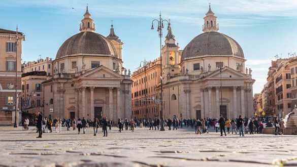 Igrejas gêmeas Santa Maria dei Miracoli e Santa Maria in Montesanto na Piazza del Popolo em Roma, Itália