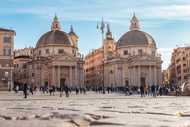 Igrejas gêmeas Santa Maria dei Miracoli e Santa Maria in Montesanto na Piazza del Popolo em Roma, Itália