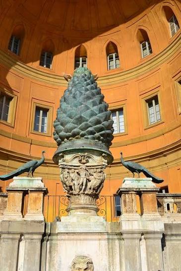 Grande pinha de bronze da Roma Antiga flanqueada por pavões no Cortile della Pigna dos Museus do Vaticano