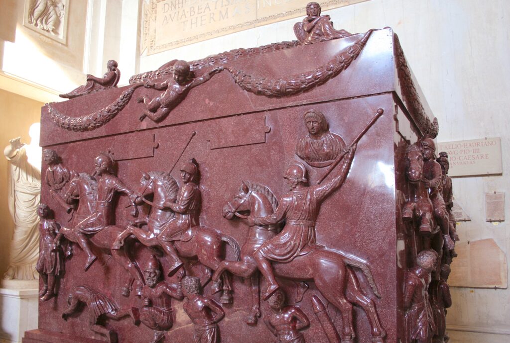 Sarcófago de Santa Helena em pórfiro vermelho com relevos de cenas militares, período romano, acervo dos Museus do Vaticano