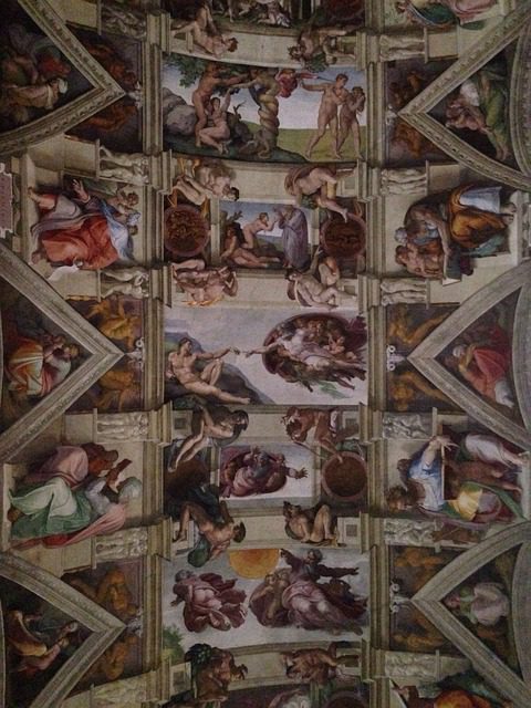 Teto da Capela Sistina pintado por Michelangelo com afrescos do Gênesis nos Museus do Vaticano