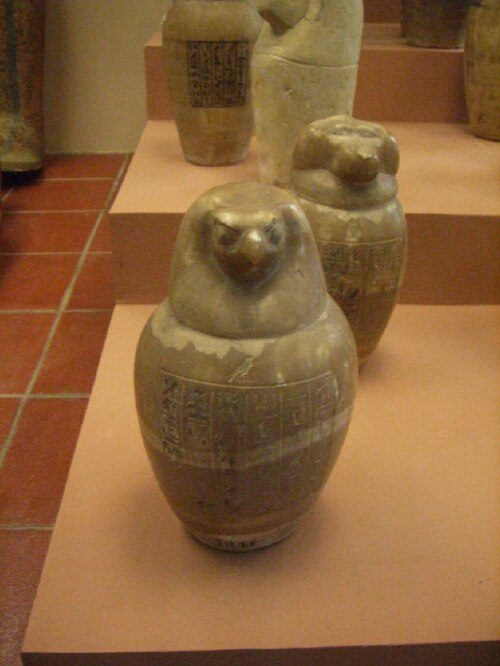 Vasos canópicos egípcios com tampas em formato de cabeça de falcão e babuíno no Museu Gregoriano Egípcio do Vaticano