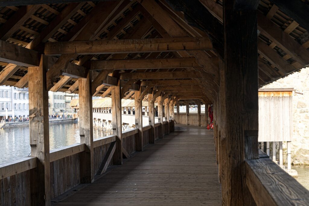 Interior da Ponte da Capela (Kapellbrücke), passarela de madeira coberta sobre o rio Reuss, em Lucerna, Suíça