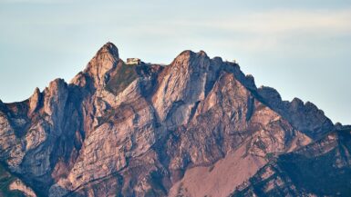 Cume rochoso do Monte Pilatus com o Pilatus Kulm à luz do entardecer, Lucerna, Suíça