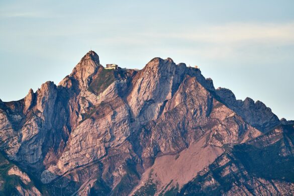 Cume rochoso do Monte Pilatus com o Pilatus Kulm à luz do entardecer, Lucerna, Suíça