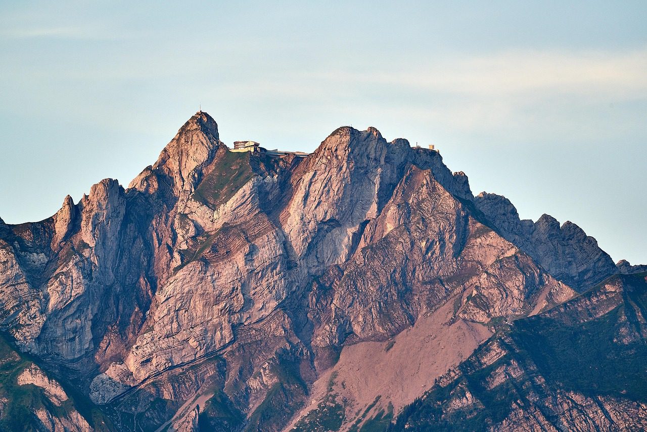 Cume rochoso do Monte Pilatus com o Pilatus Kulm à luz do entardecer, Lucerna, Suíça