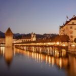 Ponte da Capela (Kapellbrücke) e Torre da Água ao entardecer no rio Reuss, em Lucerna, Suíça