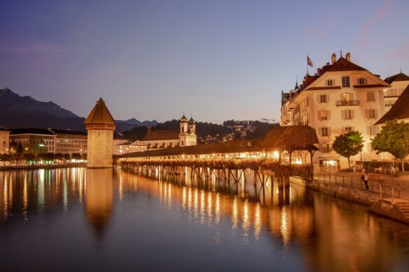 Ponte da Capela (Kapellbrücke) e Torre da Água ao entardecer no rio Reuss, em Lucerna, Suíça