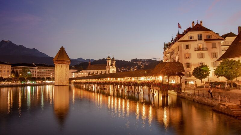 Ponte da Capela (Kapellbrücke) e Torre da Água ao entardecer no rio Reuss, em Lucerna, Suíça