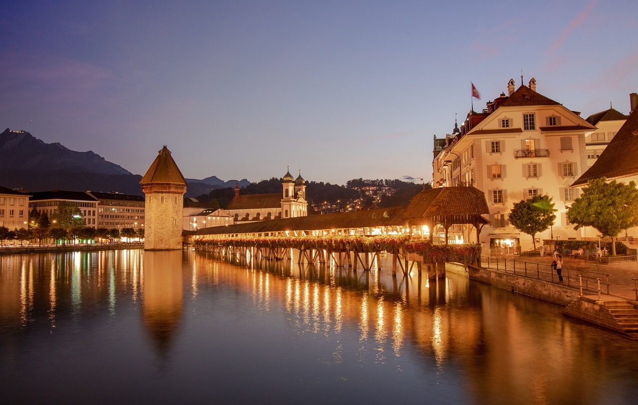 Ponte da Capela (Kapellbrücke) e Torre da Água ao entardecer no rio Reuss, em Lucerna, Suíça
