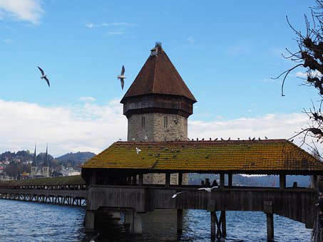 Torre da Água (Wasserturm) e Ponte da Capela (Kapellbrücke) de dia, sobre o rio Reuss, em Lucerna, Suíça