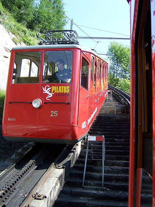 Vagão vermelho nº 25 da Pilatusbahn, a ferrovia de cremalheira mais íngreme do mundo (48% de inclinação), no trecho entre Alpnachstad e o cume Pilatus Kulm, Lucerna, Suíça